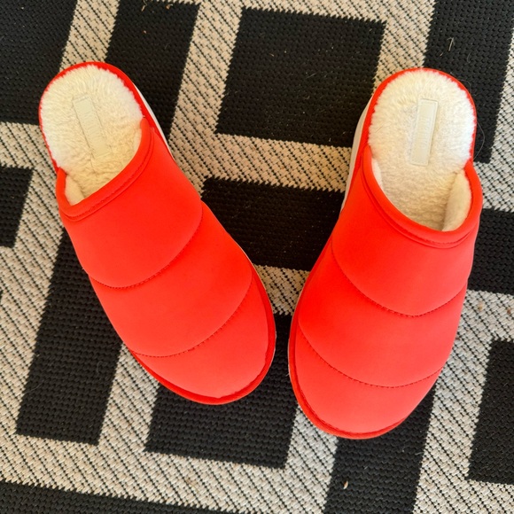 NWOT Mauve cozy slippers from anthropology - Picture 2 of 3